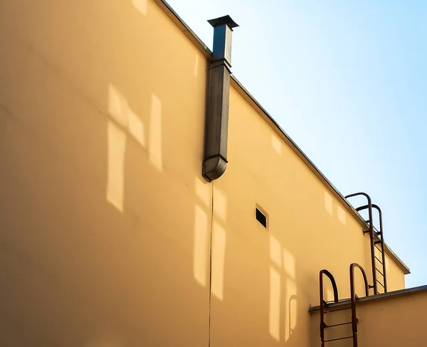Byggnad Med Solen Reflekteras Windows Royaltyfria Stockfoton