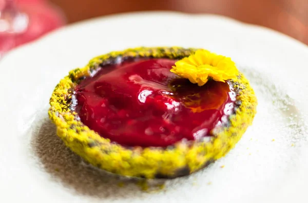 Sarı çiçek ile süslenmiş willd çilek reçeli ile tatlı bir tatlı 