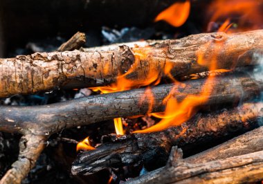 Ateş ve duman ile bir odun 