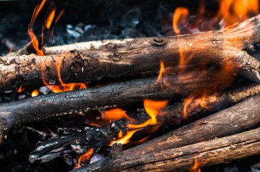 Ateş ve duman ile bir odun 