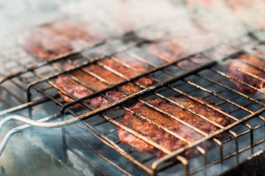 Barbeküde lezzetli bir biftek pişirilir