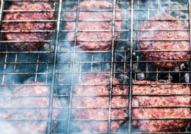 Barbeküde lezzetli bir biftek pişirilir