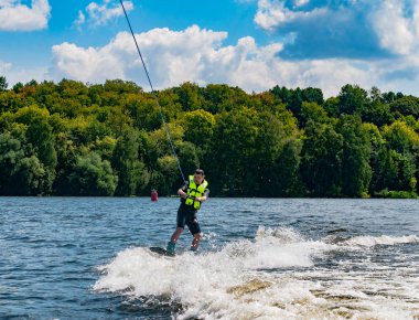 Wakeboard'a binen bir adam.