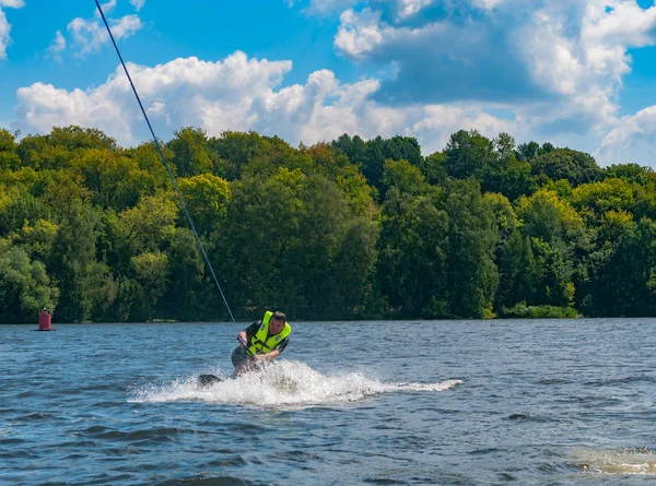 Wakeboard'a binen bir adam.