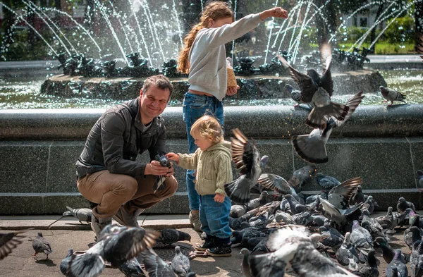 Ein Mann Mit Seinen Kindern Beim Taubenfüttern — Stockfoto