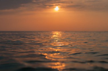 Yaz aylarında denizde güzel bir gün batımı ihale pembe ve turuncu ve leylak rengi ile