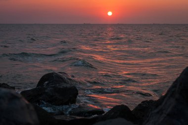 Yaz aylarında denizde güzel bir gün batımı ihale pembe ve turuncu ve leylak rengi ile