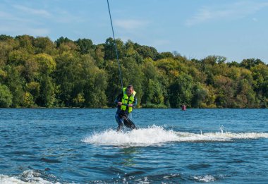 Nehirde wakeboard'a binen bir adam.