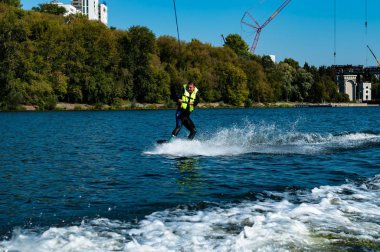 Nehirde wakeboard'a binen bir adam.