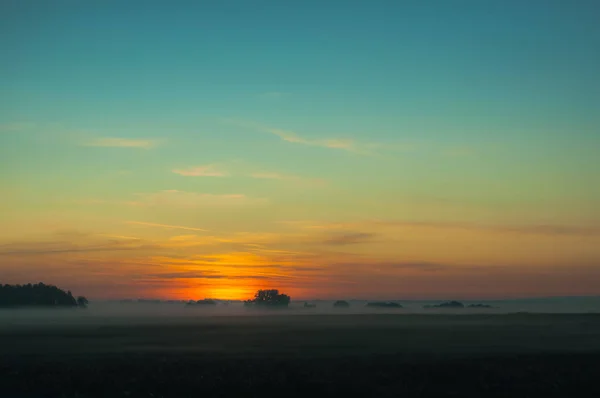 Ein Sommerlicher Sonnenaufgang Mit Zarten Perlfarben Und Nebelschwaden — Stockfoto