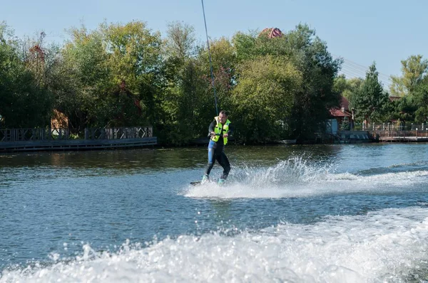 Nehirde wakeboard'a binen bir adam.