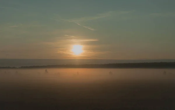 İhale perl renkleri ve mistic sis ile bir yaz gündoğumu 