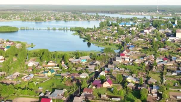 Πετώντας πάνω από ένα ρωσικό χωριό σε ένα drone. — Αρχείο Βίντεο