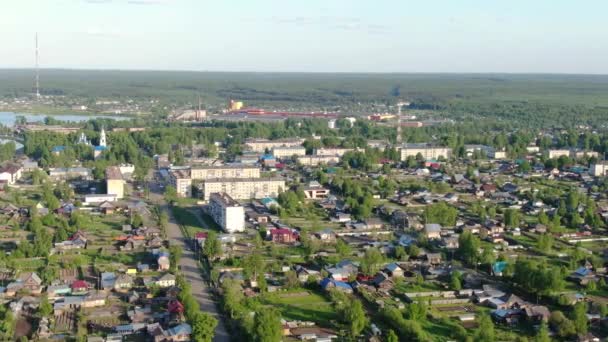 Vliegen over een Russisch dorp op een drone. — Stockvideo