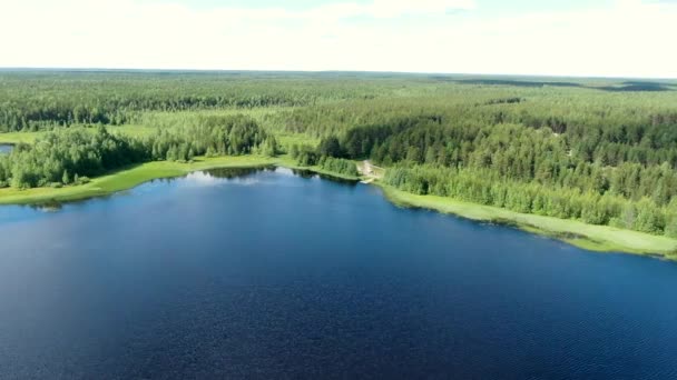 Vuelo sobre el lago del bosque de taiga — Vídeos de Stock