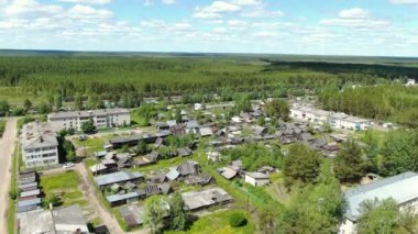 Bir Rus köyünün üzerinde İHA ile uçmak.