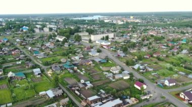 Bir Rus köyünün üzerinde İHA ile uçmak.