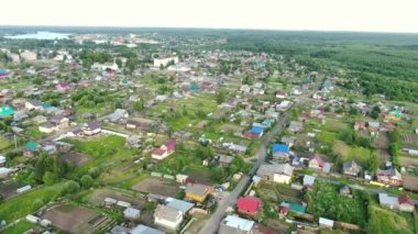 Bir Rus köyünün üzerinde İHA ile uçmak.
