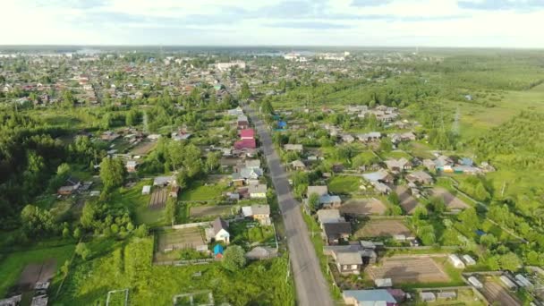 Flying over a Russian village on a drone. — Stock Video