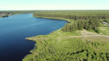 Taiga Orman Gölü üzerinden uçmak