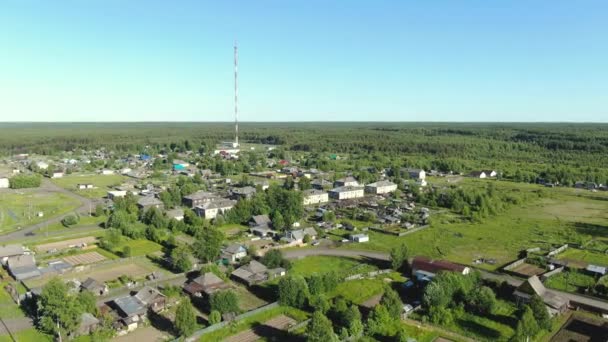 Volare su un villaggio russo su un drone. — Video Stock