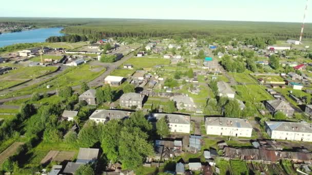Vliegen over een Russisch dorp op een drone. — Stockvideo