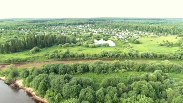 Latanie nad rosyjską wioską dronem. — Wideo stockowe