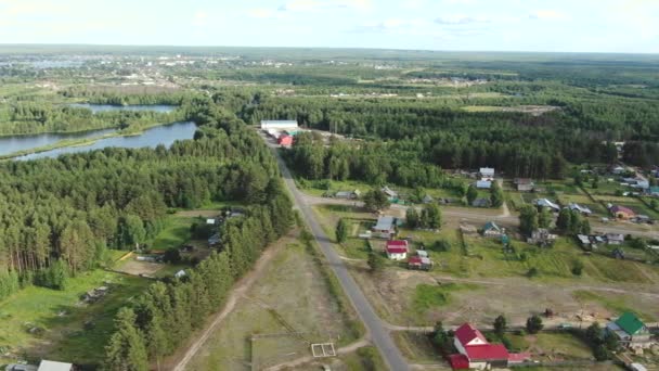 Vliegen over een Russisch dorp op een drone. — Stockvideo