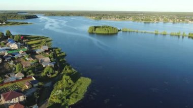 Bir Rus köyünün üzerinde İHA ile uçmak.