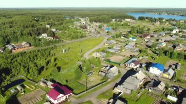 Bir Rus köyünün üzerinde İHA ile uçmak.