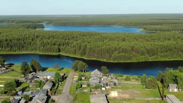 Vliegen over een Russisch dorp op een drone. — Stockvideo