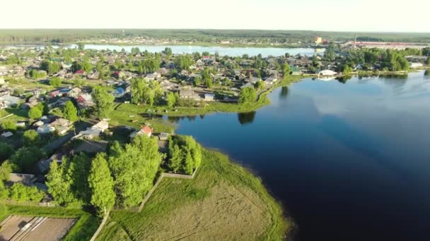 Voando sobre uma aldeia russa em um drone. — Vídeo de Stock