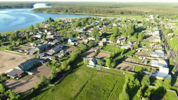 Vliegen over een Russisch dorp op een drone. — Stockvideo