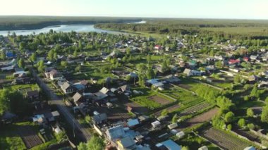 Bir Rus köyünün üzerinde İHA ile uçmak.