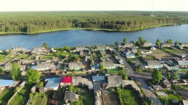 Bir Rus köyünün üzerinde İHA ile uçmak.