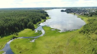 Taiga Orman Gölü üzerinden uçmak