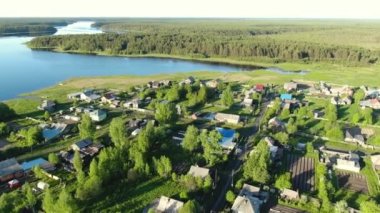 Bir Rus köyünün üzerinde İHA ile uçmak.