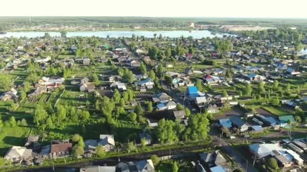 Vliegen over een Russisch dorp op een drone. — Stockvideo