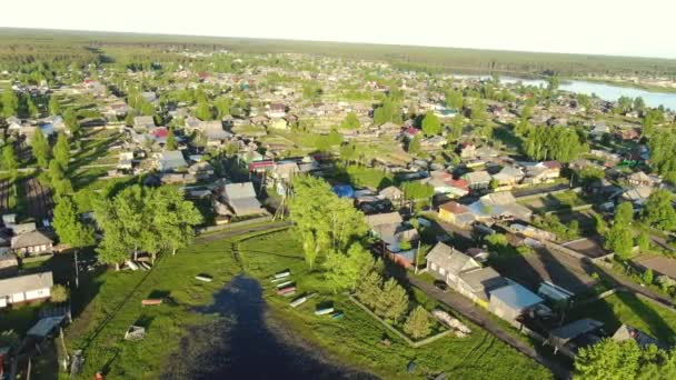 Volando sobre un pueblo ruso en un dron. — Vídeos de Stock