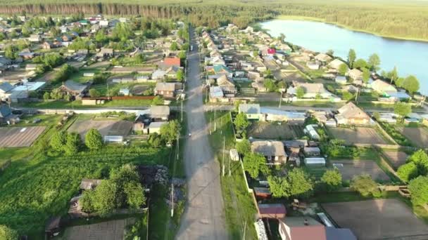 Latanie nad rosyjską wioską dronem. — Wideo stockowe