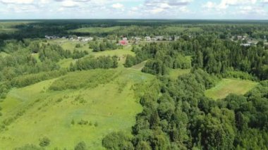 Bir Rus köyünün üzerinde İHA ile uçmak.