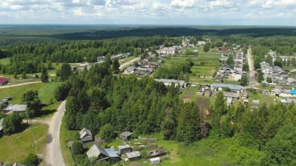 Volando sobre un pueblo ruso en un dron. — Vídeos de Stock