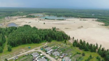 Bir Rus köyünün üzerinde İHA ile uçmak.