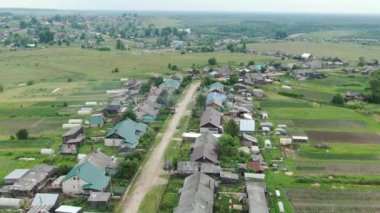 Bir Rus köyünün üzerinde İHA ile uçmak.