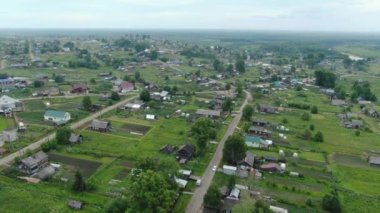 Bir Rus köyünün üzerinde İHA ile uçmak.