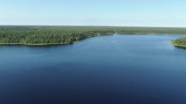 Taiga Orman Gölü üzerinden uçmak