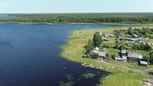 Survoler un village russe sur un drone.