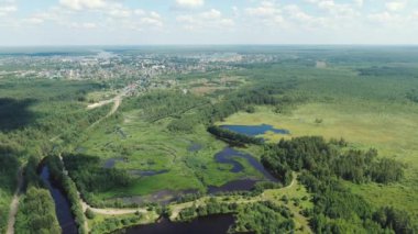 Taiga Orman Gölü üzerinden uçmak