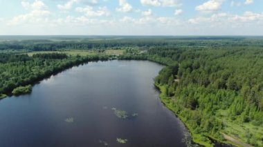 Taiga Orman Gölü üzerinden uçmak