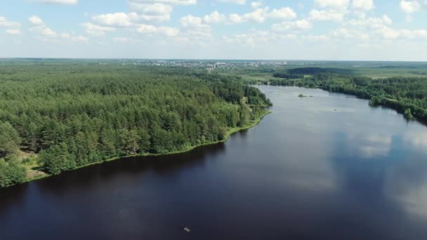 Vol au-dessus du lac forestier de la taïga
